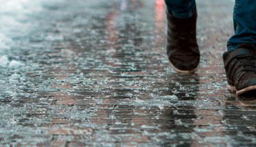 Сегодня по Беларуси оранжевый уровень погодной опасности. Причина – гололед